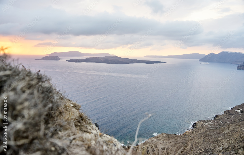 Schöner Sonnenuntergang mit Blick auf das Meer und Inseln von einer Küste aus Schöner Sonnenuntergang mit Blick auf das Meer und Inseln von einer Küste aus