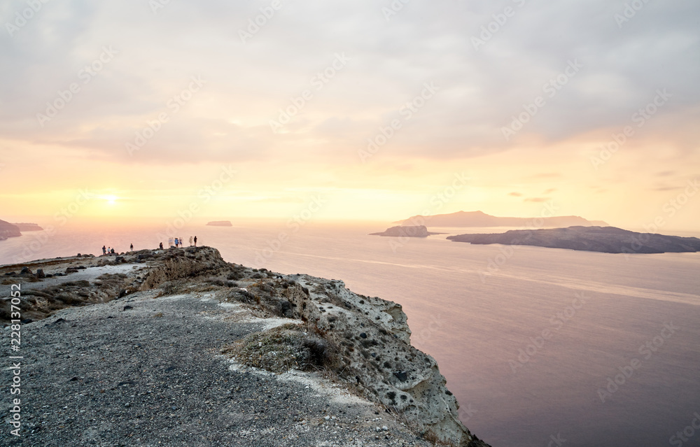 Schöner Sonnenuntergang mit Blick auf das Meer und Inseln von einer Küste aus 