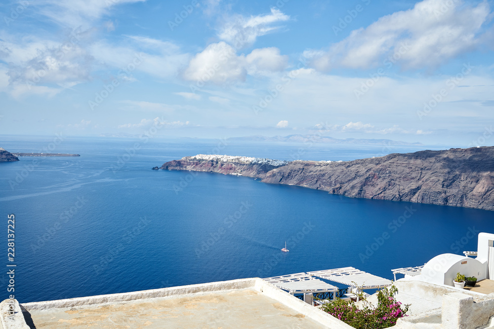 Schöner Blick über die weißen Dächer Santorinis auf die Küste und das Meer