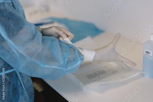 Foto doctor putting gloves