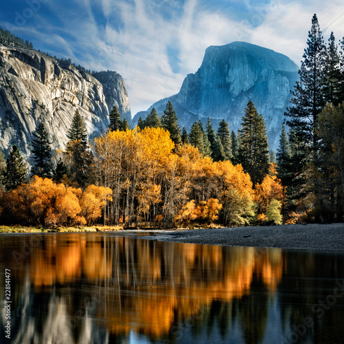 Fototapeta Naklejka Na Ścianę i Meble -  Fall in Yosemite