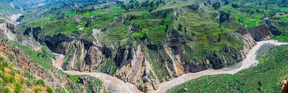 Φωτογραφία Panoramaaufnahme auf den Weg zum Kreuz des Condors hoch in den Anden in Peru