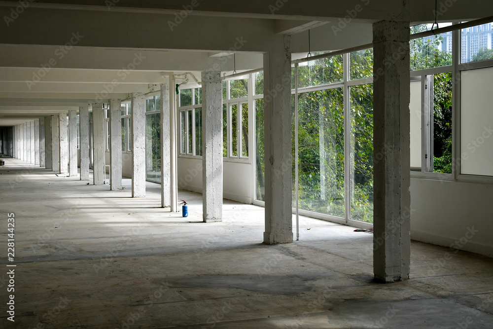 Fototapeta premium Perspective of pillars and windows