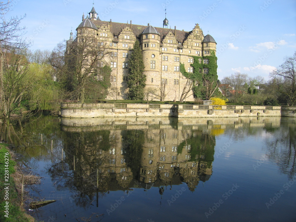 Renaissanceschloss Neuenstein spielgelt sich im Wasser