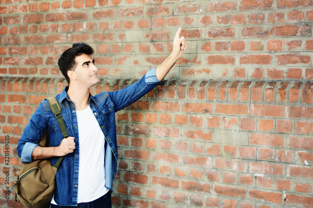 Obraz premium Young man pointing at copy space