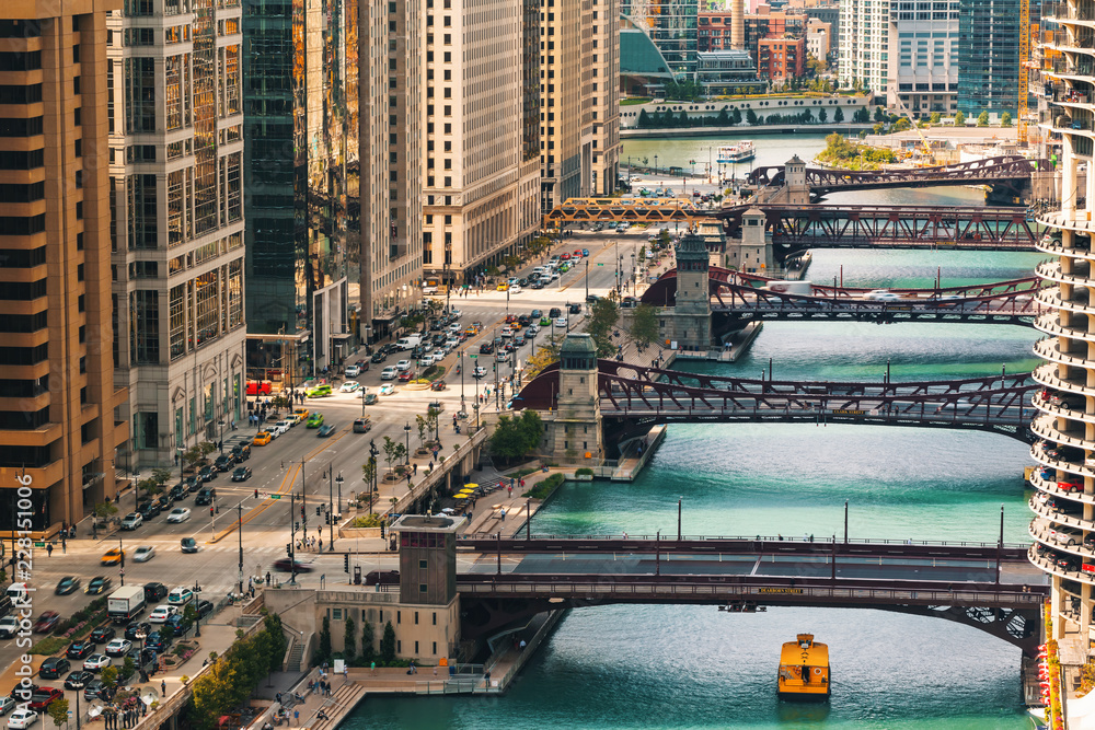 Obraz premium Rzeka Chicago z łodziami i ruchem w centrum Chicago
