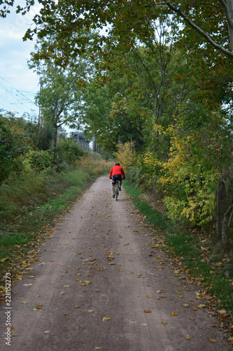 Radfahrer am Bahndamm