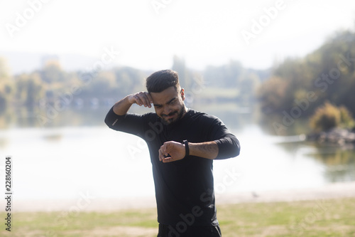 Junger sportlicher Mann joggt im Grünen photo