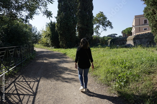 mujer chica joven paseando por naturaleza photo