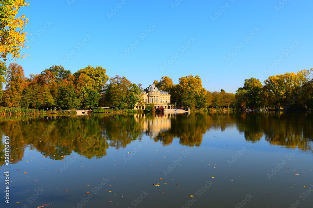 Ludwigsburg ,Baden-Württemberg, Deutschland : Herbstlich geprägter Blick auf Seeschloß Monrepos . Ludwigsburg ,Baden-Württemberg, Deutschland : Herbstlich geprägter Blick auf Seeschloß Monrepos .