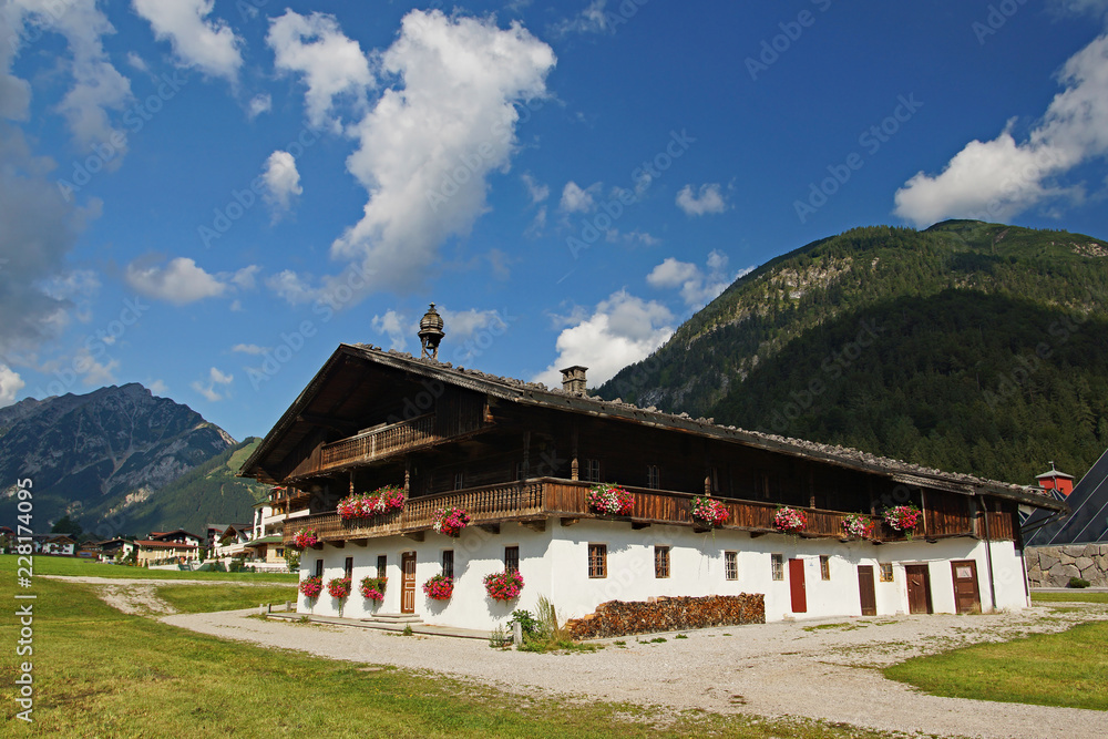 Obraz premium Alter Bauernhof am Achensee in Tirol