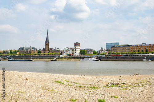 Düsseldorf Dürre Niegrigwasser Rheinpegel