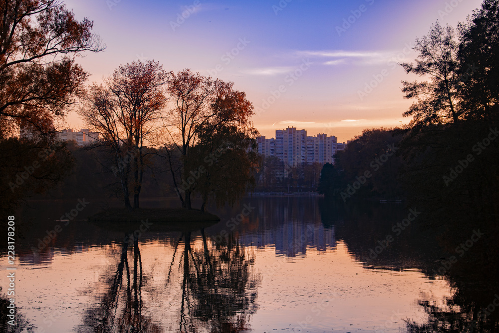 Obraz premium sunset over lake Minsk