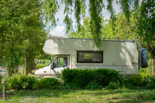 Motorhome parqueada entre árvores no meio da natureza.