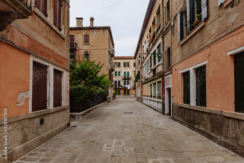 Streets and buildings in Venice, Italy © Mark Zhu