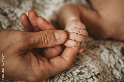 Εκτύπωση καμβά dad holding baby's hand