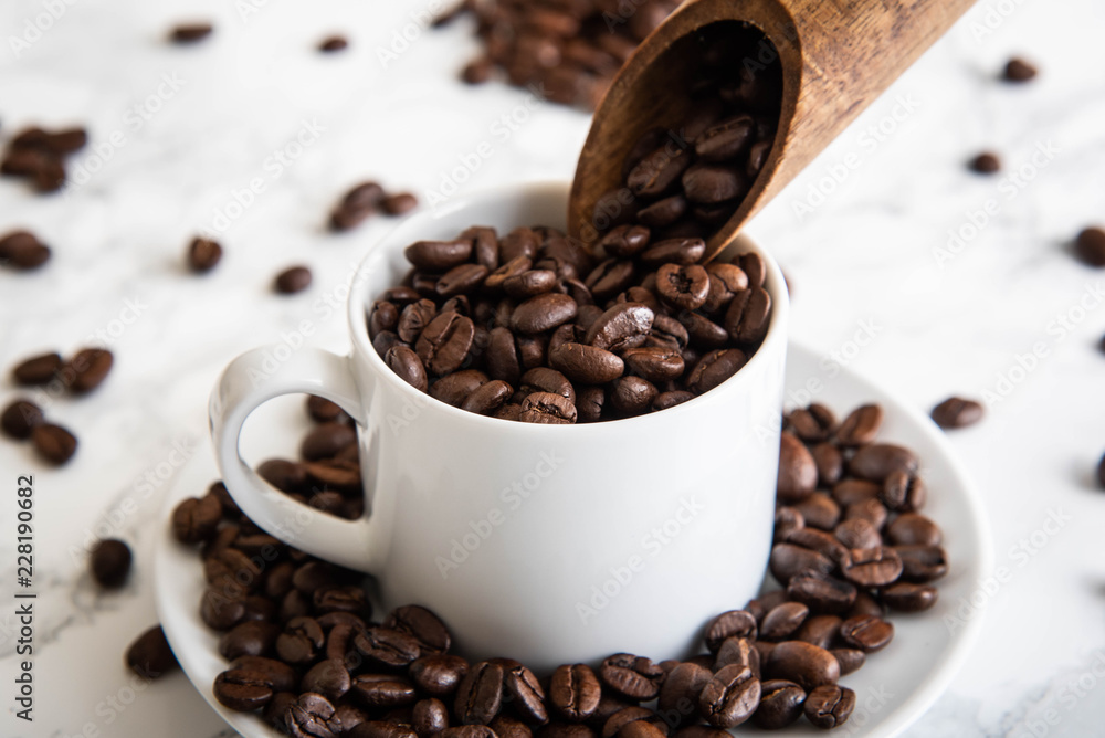 Fototapeta premium coffee bean in cup