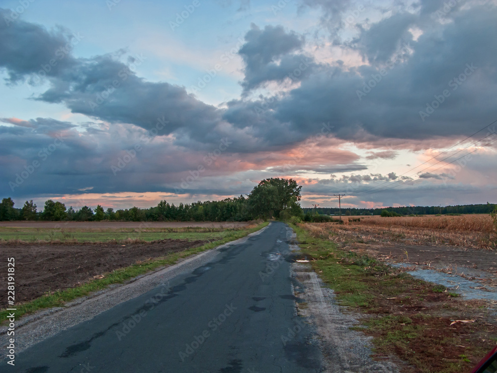 Obraz premium Ciemne chmury na wieczornym niebie.