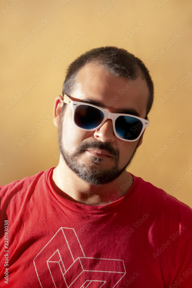 Fototapeta premium man with red shirt and sunglasses