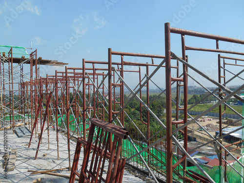 Foto Scaffolding used as the temporary structure to support platform, form work and structure at the construction site