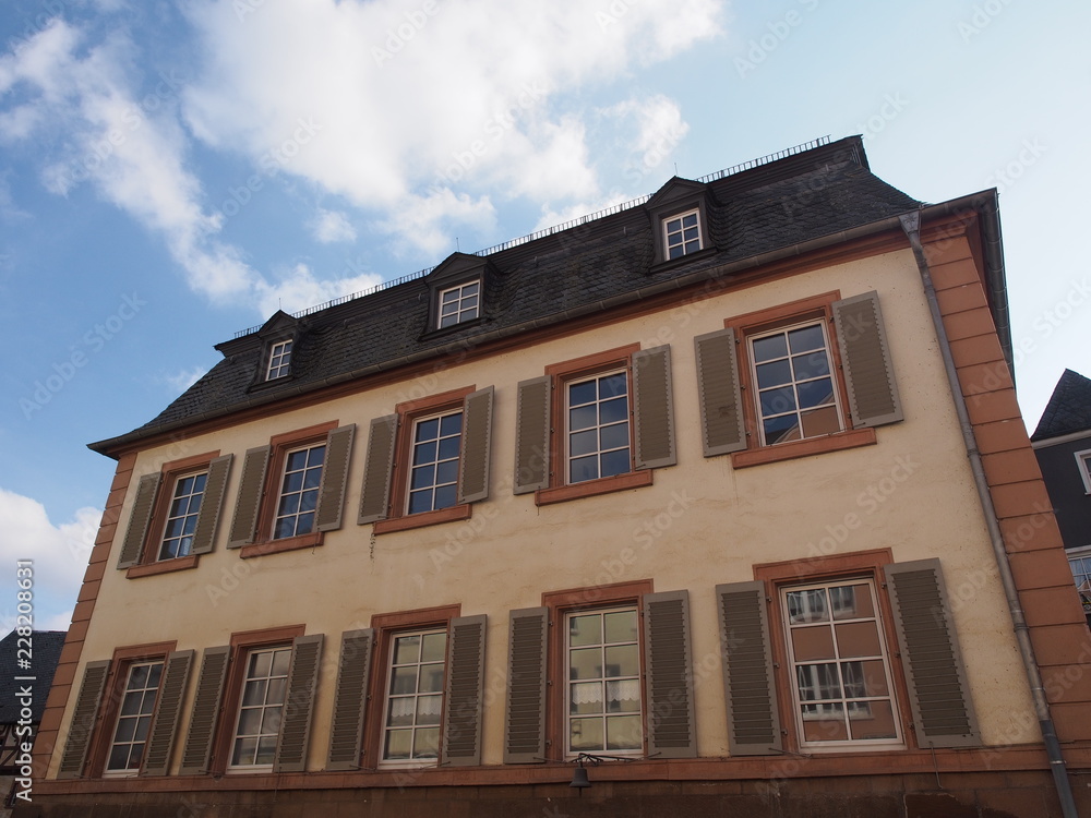 Fototapeta premium Stadt Saarburg an der Saar - inmitten von Weinbergen in Rheinland-Pfalz 
