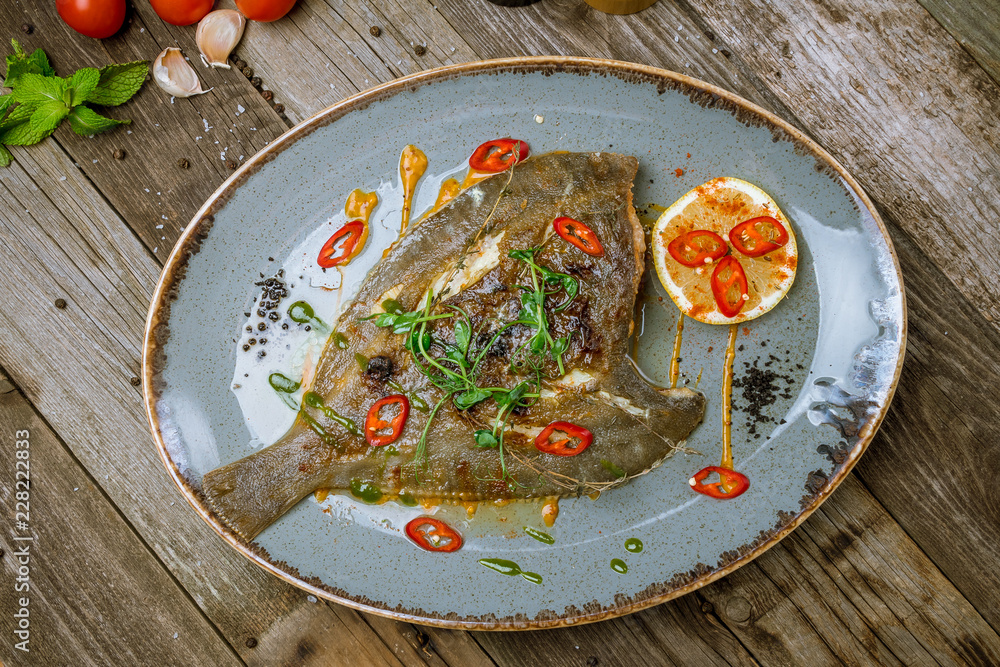 Foto fried flounder on a plate