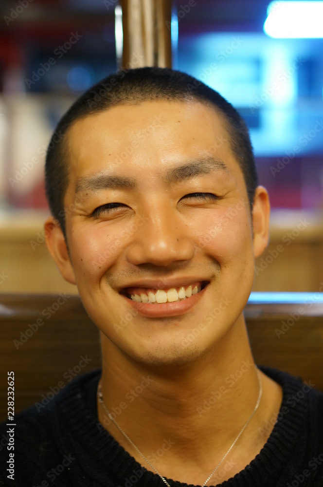 坊主頭にした男性 Stock 写真 Adobe Stock