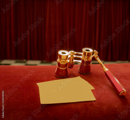 Cuadro en lienzo Vintage opera glasses and blank tickets at background of drop-curtain in theatre