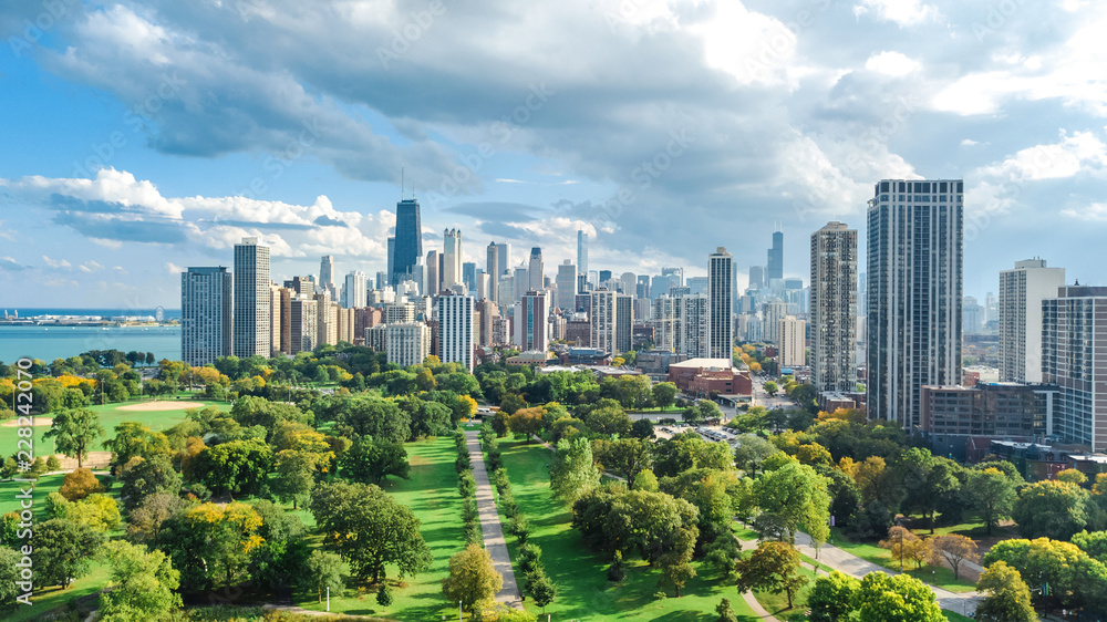 Obraz premium Chicagowskiej linii horyzontu powietrzny trutnia widok od above, jezioro Michigan i miasto Chicago w centrum drapaczy chmur pejzaż miejski od Lincoln parka, Illinois, usa