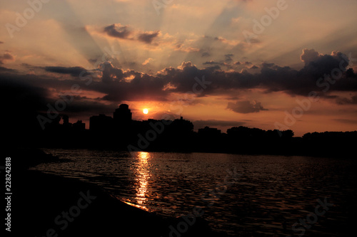 Sonnenuntergang am Rhein mit Wolken im Abendrot