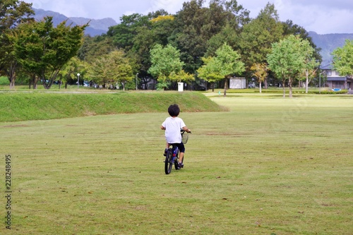 公園で自転車に乗るキッズ