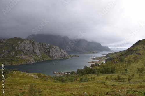 Lofoten, Norwegen, Vestvagøya, Sortland, Sortlandsvika, Leknes, Nordland, Unstad, Vestvagøy, Fjord, Steinsfjorden, Küste, Dorf, Fischerdorf, Tang, Ebbe, Wolken photo