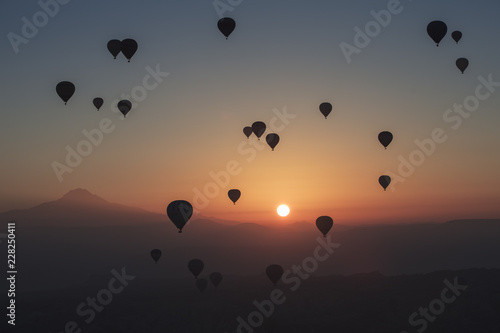 Balon na ogrzane powietrze lecący nad spektakularną Kapadocją