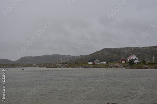 Norwegen, Regen, Sturm, Hafen, Fischereihafen, Fischernetz, Fischerhütte, Hütte, Boot, Fischerboot, Kai, Pier, Valøya, Austafjord, Bucht, Vikna, Trøndelag, Weg,