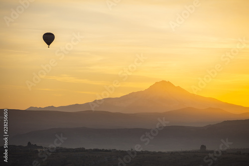 Balon na ogrzane powietrze lecący nad spektakularną Kapadocją