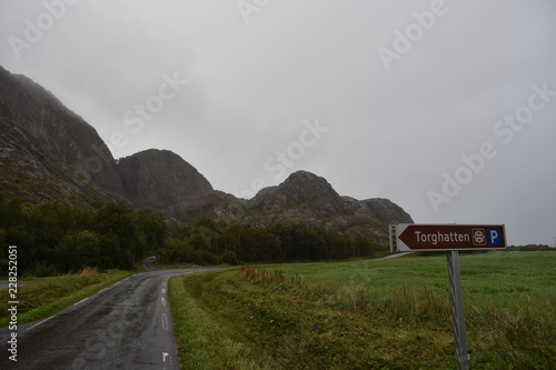 Norwegen, Verkehrszeichen, Wegweiser, Sehenswürdigkeit, Parkplatz, Torghatten, Brønnøysund, Loch, Berg, Regen, Sturm, Nacht, reflektieren, Richtung photo