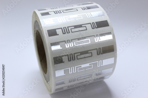 RFID inlay and antenna with roll for automatic asset tracking