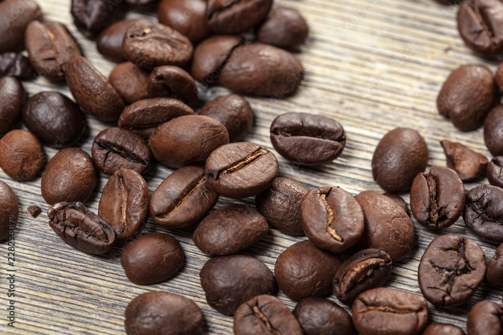 Naklejka premium Ziarna kawy na tle drewna