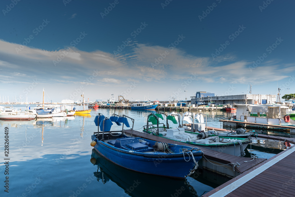 Barcas en el puerto  de la ciudad de Cambrils en Tarragona, Costa Dorada, Cataluña.España