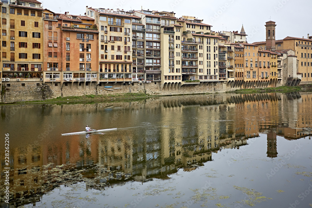 Florenz Arno Fluss alte Häuser Spiegelung
