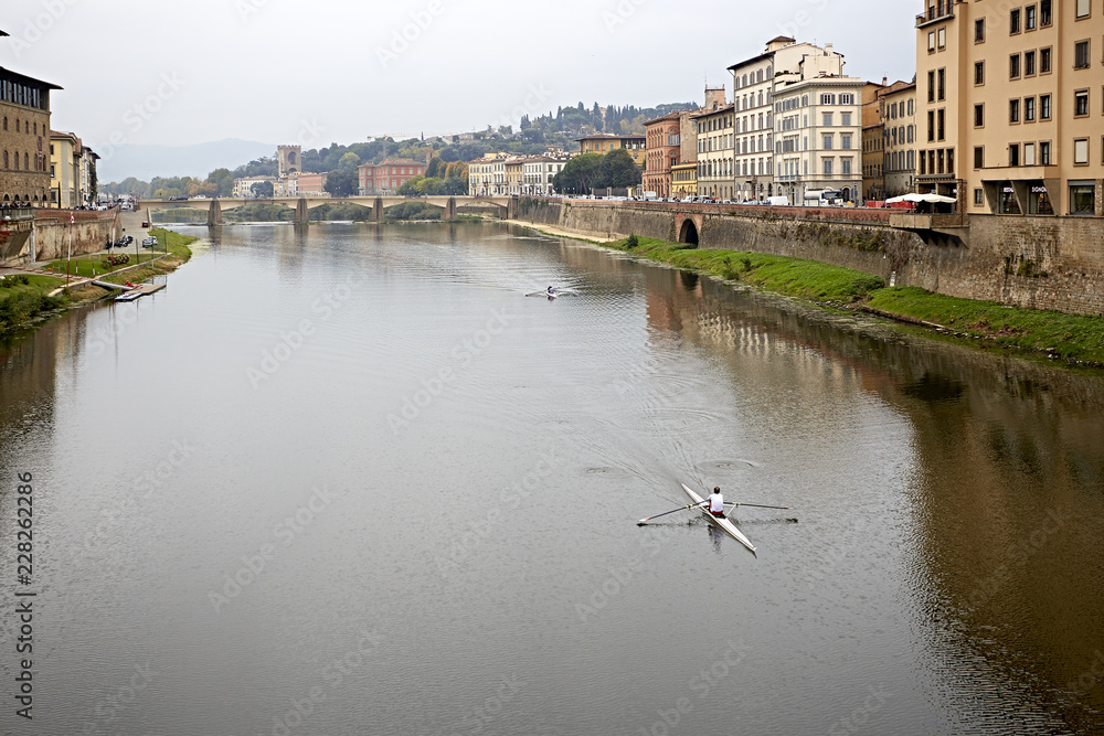 Einsamer Ruderer in Florenz Arno Fluss Panorama