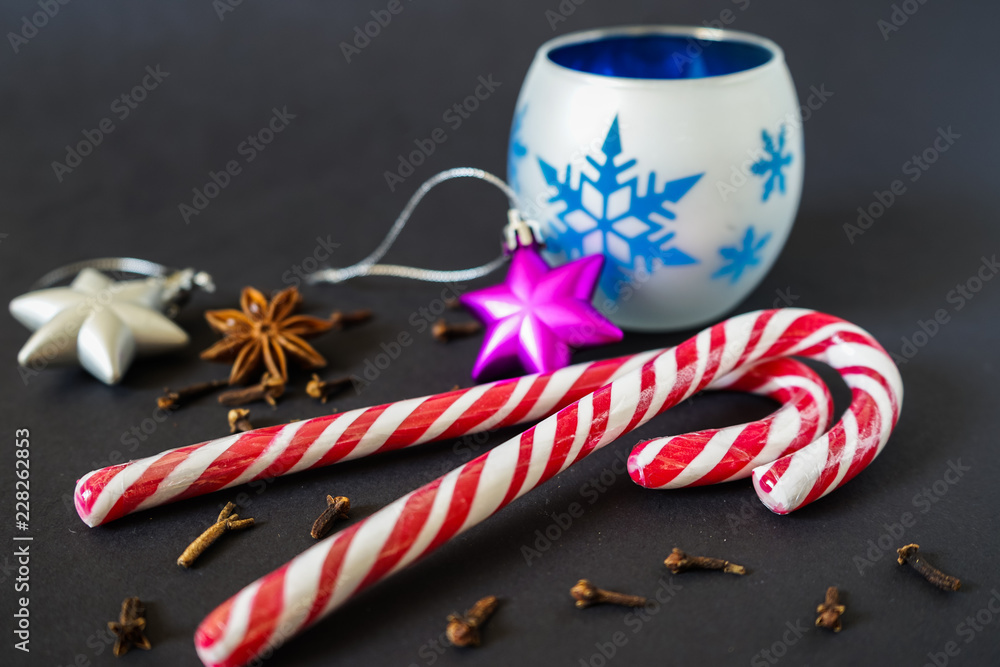 Zuckerstangen Weihnachtsdekoration und verschiedene weihnachtliche Gewürze