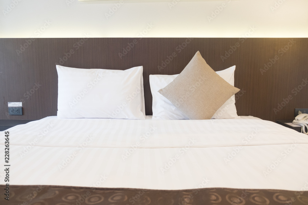 Obraz premium White bedding and pillow in hotel room