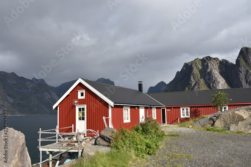 Norwegen, Lofoten, Reine, Fischerdorf, Fischerboot, Boot, Rorbu, Fischerhåtte, Moskenes, Reinebringen, Klettern, Fjord, Brücke, Steg, Holzsteg, Reinevågen photo