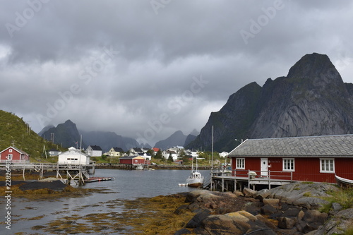 Norwegen, Lofoten, Reine, Fischerdorf, Fischerboot, Boot, Rorbu, Fischerhåtte, Moskenes, Reinebringen, Klettern, Fjord, Brücke, Steg, Holzsteg, Reinevågen photo