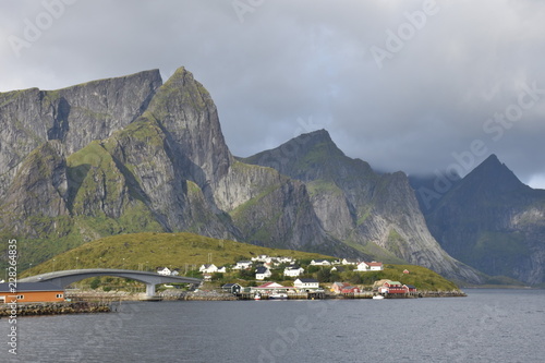 Norwegen, Lofoten, Reine, Fischerdorf, Fischerboot, Boot, Rorbu, Fischerhåtte, Moskenes, Reinebringen, Klettern, Fjord, Brücke, Steg, Holzsteg, Reinevågen photo