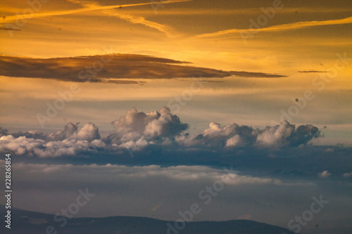 Phantastische Himmelsstimmung  Wolkenbilder  Abendstimmung   ber dem Land  Goldenes Licht am Abend  Wolkenlandschaft