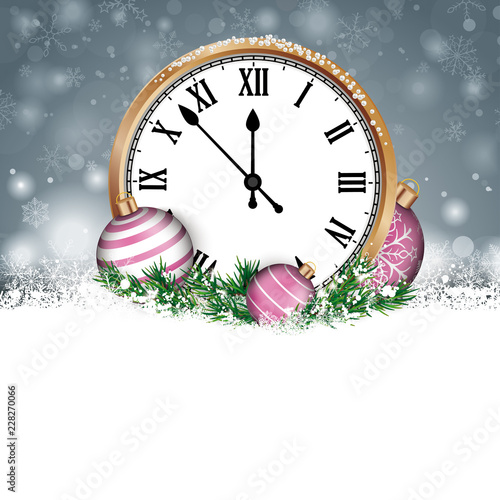 Weihnachtskarte klassische Uhr mit römischen Ziffern und mit rosa Weihnachtskugeln im Schnee