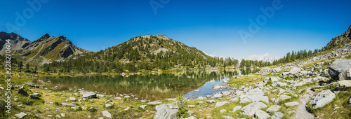 Fotografia Lalgo alpino in Valle d'Aosta con panorama di montagna e Monte Bianco
