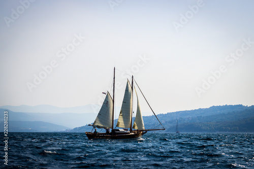 Barca a vela in legno 